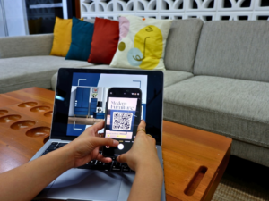 a person using a laptop computer with a qr code on the screen — Foto por Marielle Ursua na Unsplash