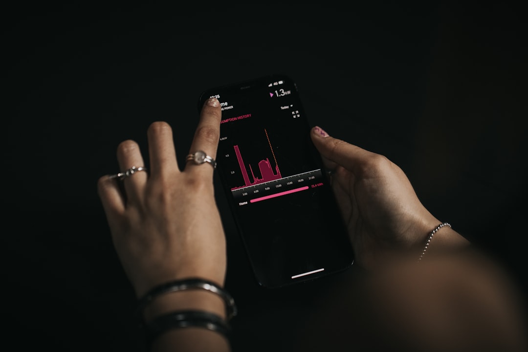 a person holding a cell phone in their hands — Foto por myenergi na Unsplash