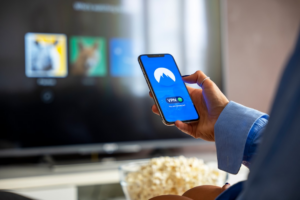 person holding blue iphone 5 c — Foto por Petter Lagson na Unsplash