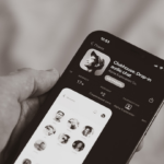 person holding black iphone 4 — Foto por Dmitry Mashkin na Unsplash