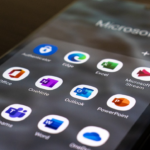 a close up of a cell phone with icons on it — Foto por Ed Hardie na Unsplash