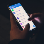 person using smartphone — Foto por Christian Wiediger na Unsplash