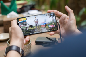 person playing PUBG mobile — Foto por I'M ZION na Unsplash